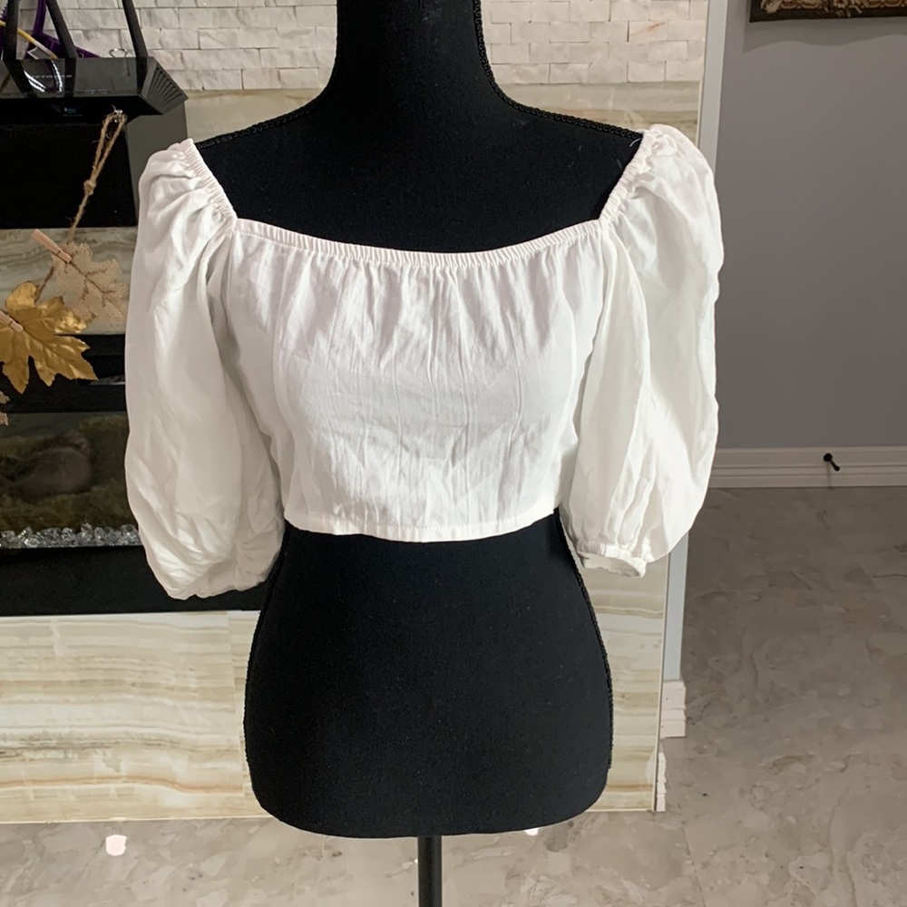Women’s White puffy sleeve Blouse. Size M US 6 (187)